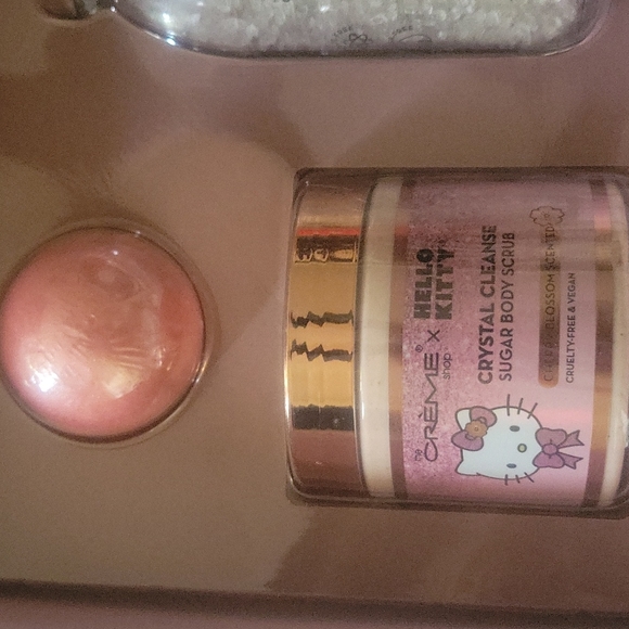 LIMITED EDITION hello kitty x creme gift set - Picture 5 of 6